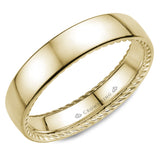 A wedding band in yellow gold with hidden rope detailing.