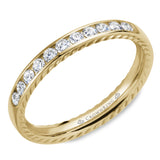A wedding band in yellow gold featuring 11 round diamonds and rope detailing on the sides.