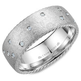 A wedding band in white gold with 21 diamonds and rope detailing on the sides. 