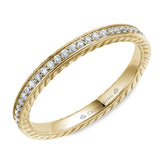 A wedding band in yellow gold with 29 round diamonds and rope detailing.